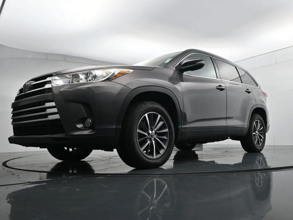 Used 2019 Gray Toyota XLE image 33