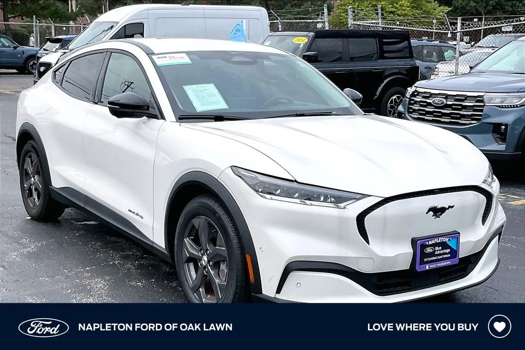 Used 2023 White Ford Select image 1