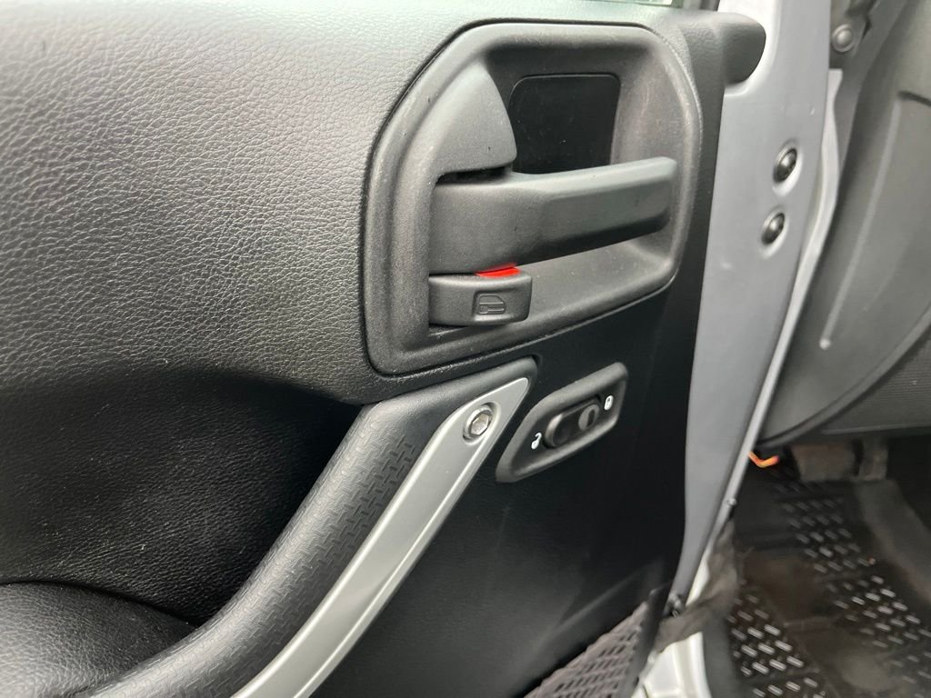 Used 2014 Billet Metallic Clearcoat Jeep Unlimited Rubicon image 31
