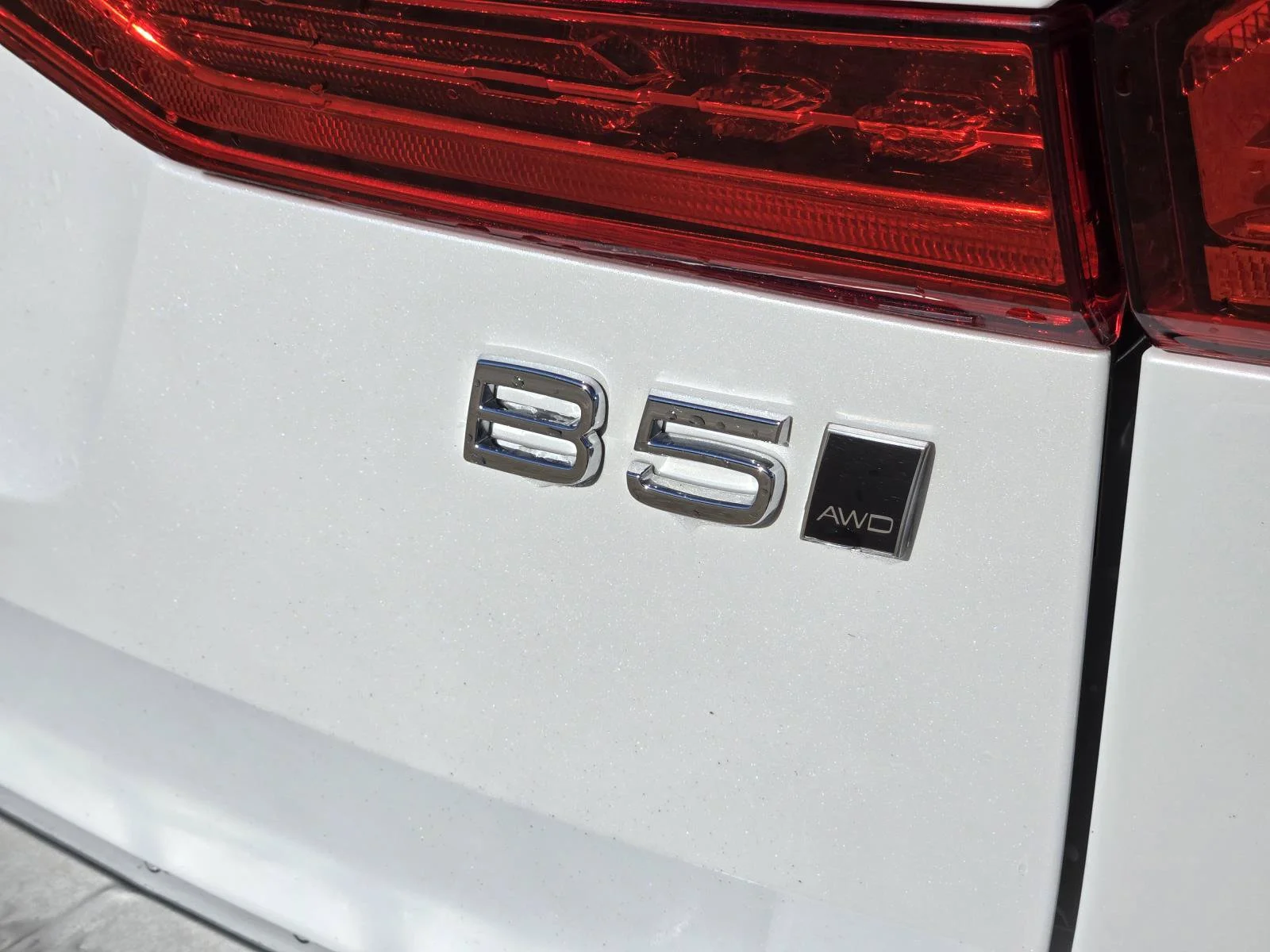 Certified Used 2024 Crystal White Metallic Volvo Plus Dark Theme image 9