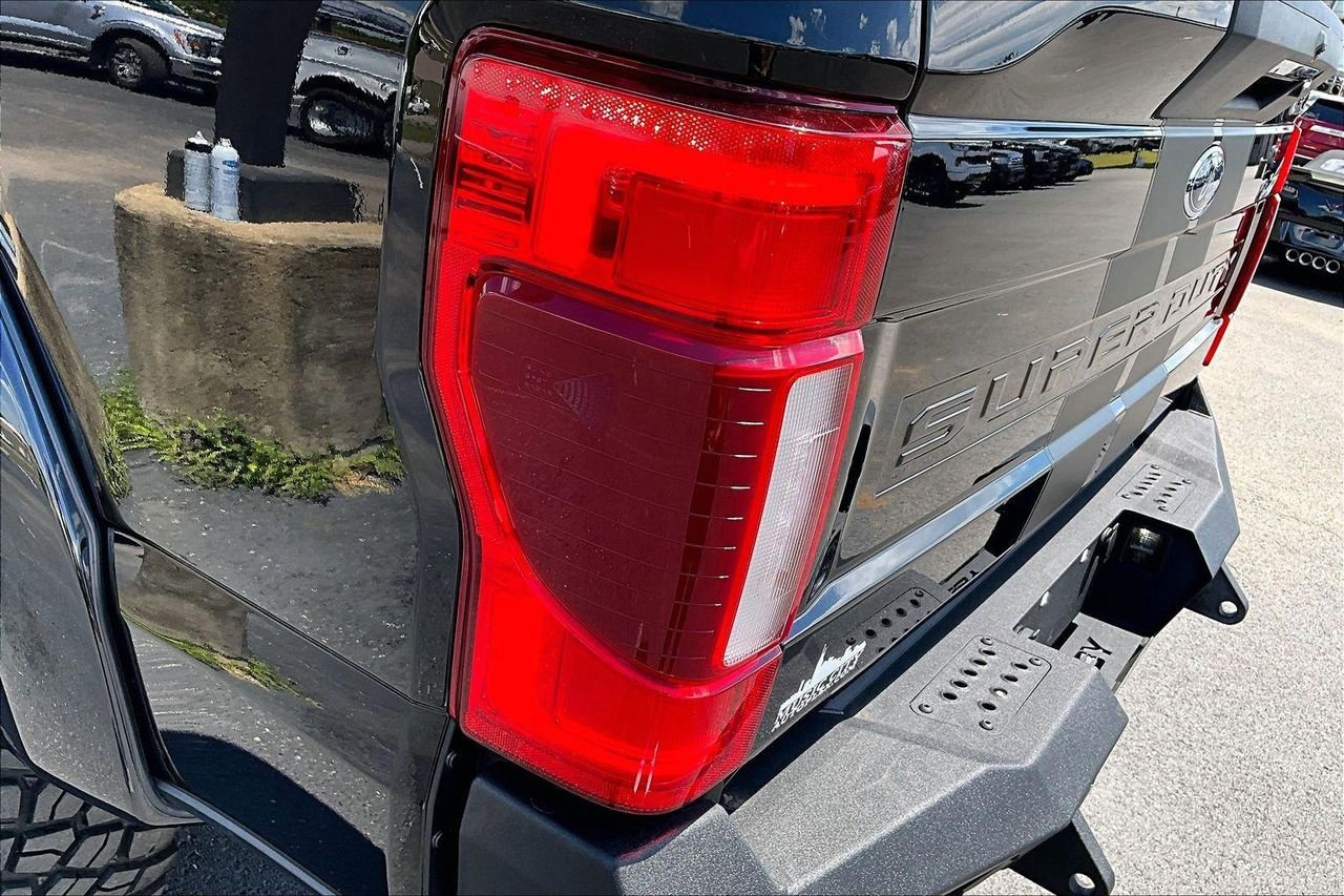 Used 2022 AGATE BLACK Ford LARIAT image 26