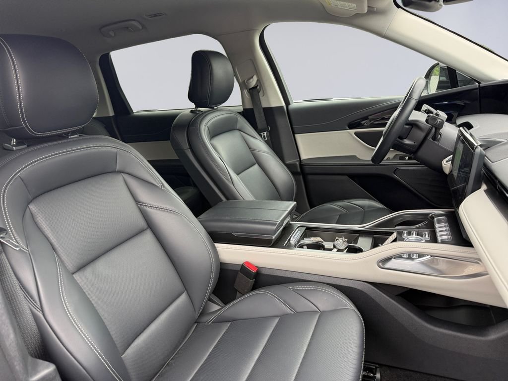 Used 2025 Silver Lincoln Premiere image 17
