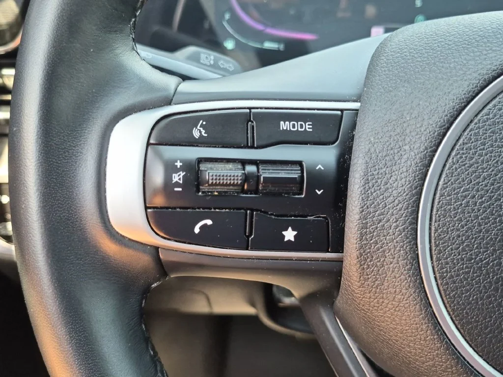 Used 2025 White Kia X-Line image 23