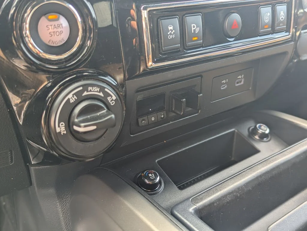 Used 2023 White Nissan Platinum Reserve image 31