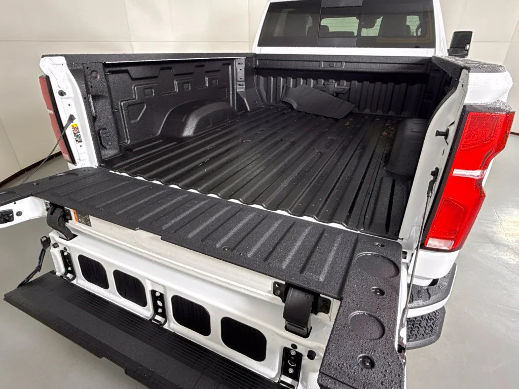 New 2026 Summit White Chevrolet High Country image 15