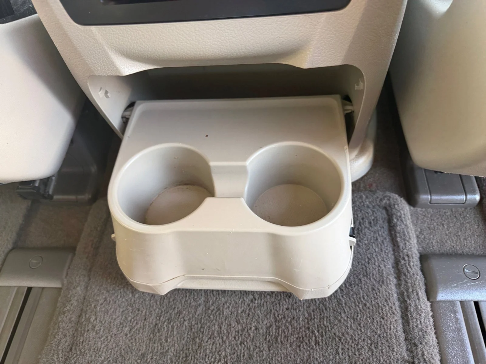 Used 2018 Super White Toyota XLE Premium image 35