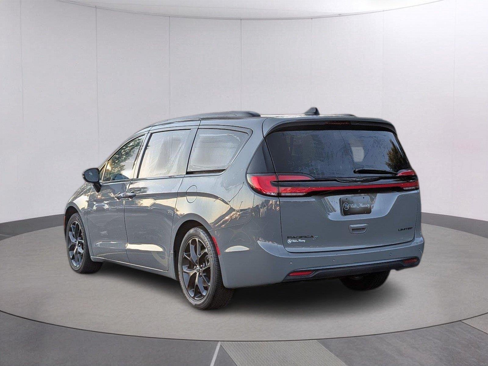Used 2025 Ceramic Gray Clearcoat Chrysler Limited image 3