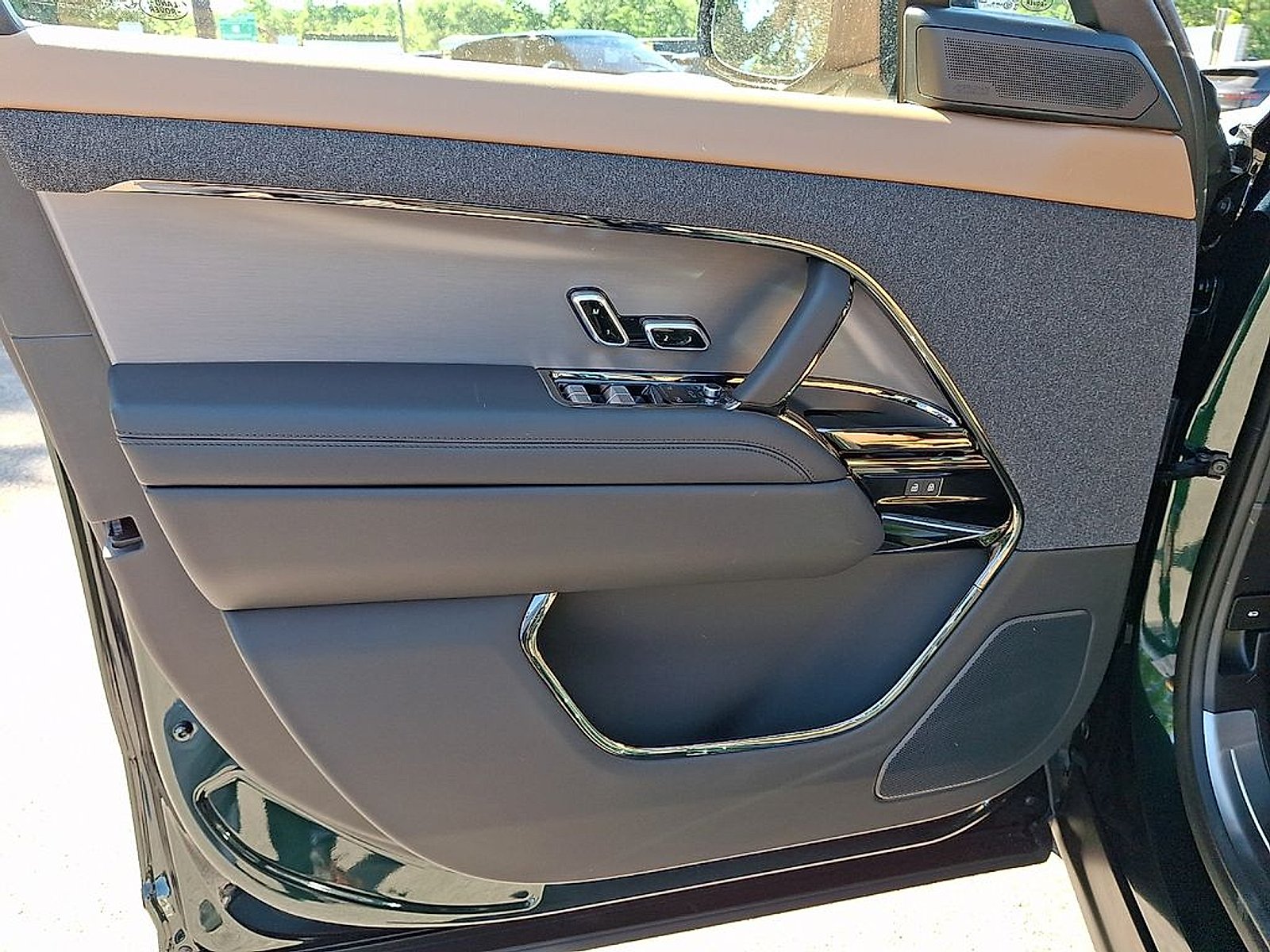 New 2026  Land Rover P400 Dynamic SE image 10