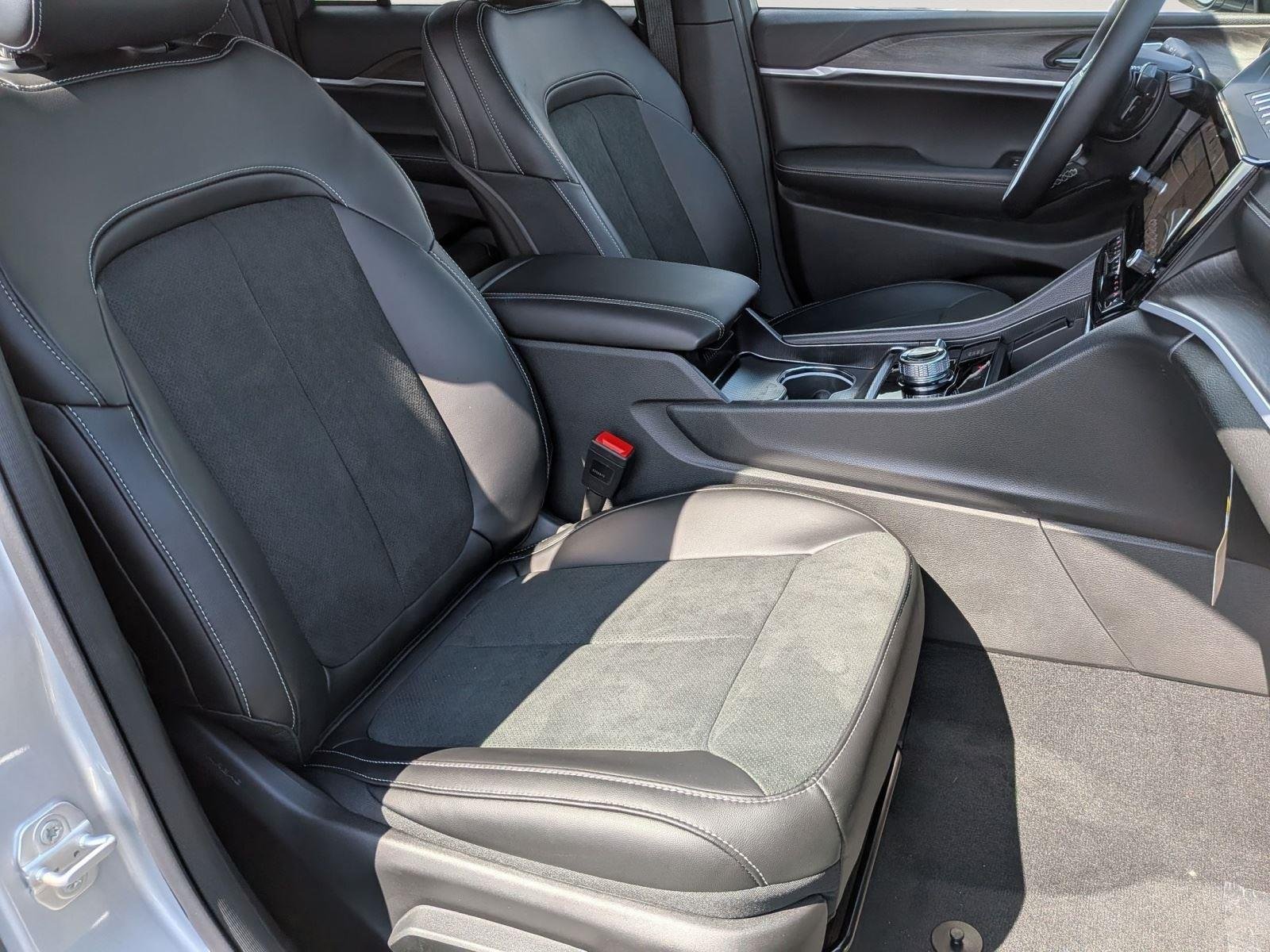 New 2026 Silver Zynith Exterior Paint Jeep Laredo Altitude image 36