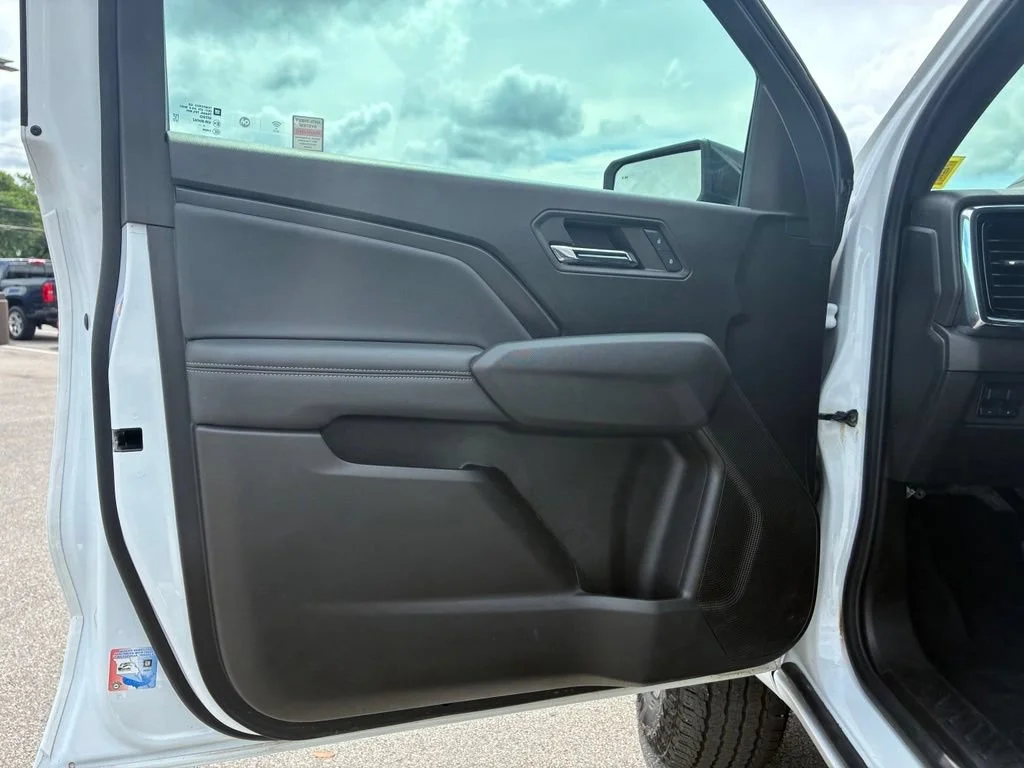 Used 2024 Summit White GMC Elevation image 29