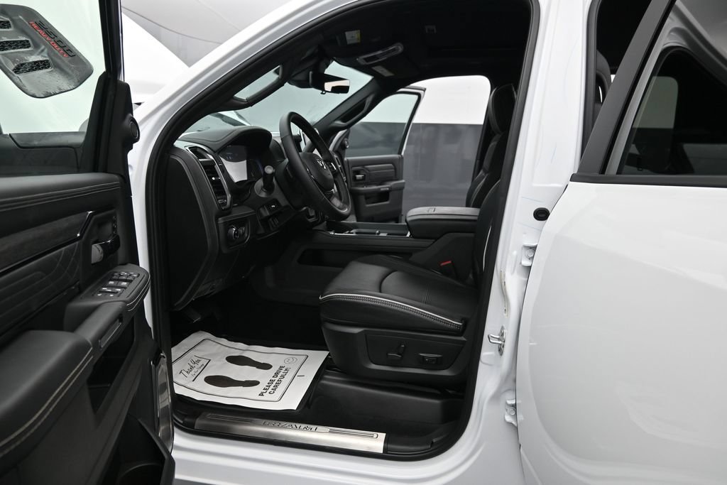 New 2027 Bright White Clear-Coat Exterior Paint RAM Limited image 16