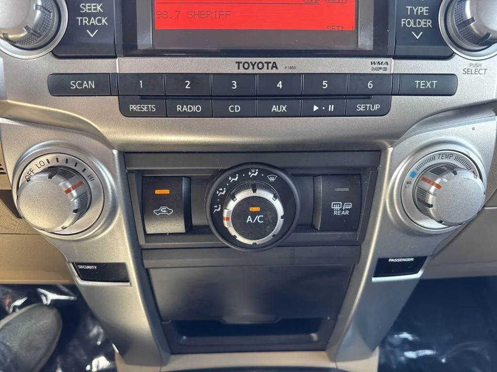 Used 2010 White Toyota SR5 image 19
