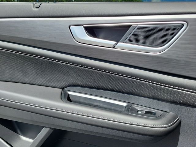 New 2026 Black Volkswagen 2.0T SE w/Technology image 15