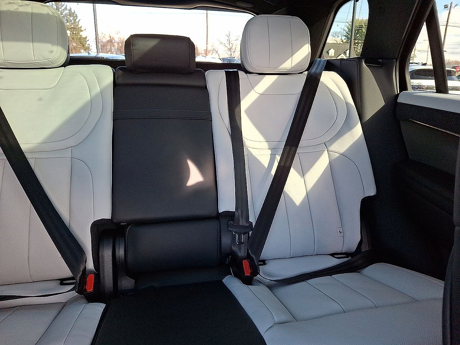 New 2025 Fuji White - 1AA Land Rover Dynamic SE image 11