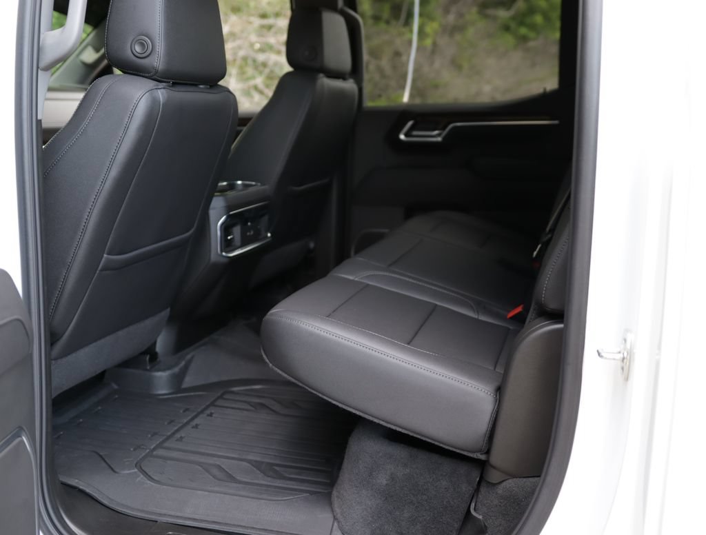 Used 2025 Summit White GMC Elevation image 27