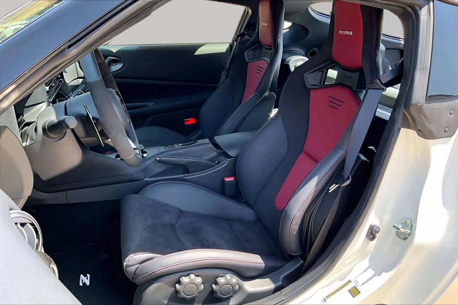 New 2027 Pearl White TriCoat / Super Black Two-tone Nissan NISMO image 9