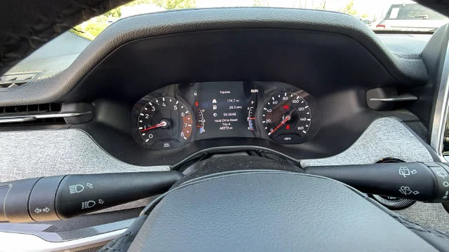 Used 2025 White Jeep Latitude image 29