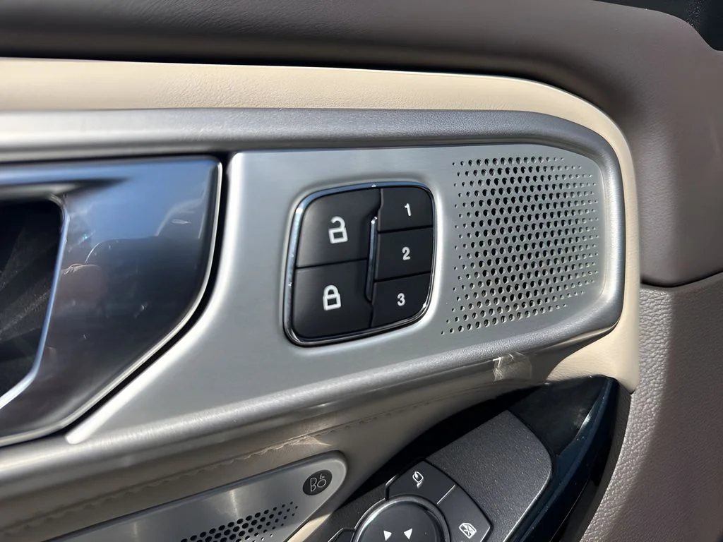 Used 2021 White Ford Platinum image 11