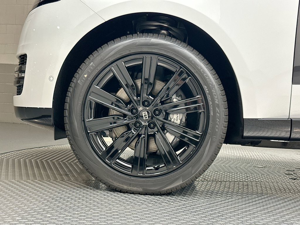 New 2027 Fuji White Land Rover SE image 5
