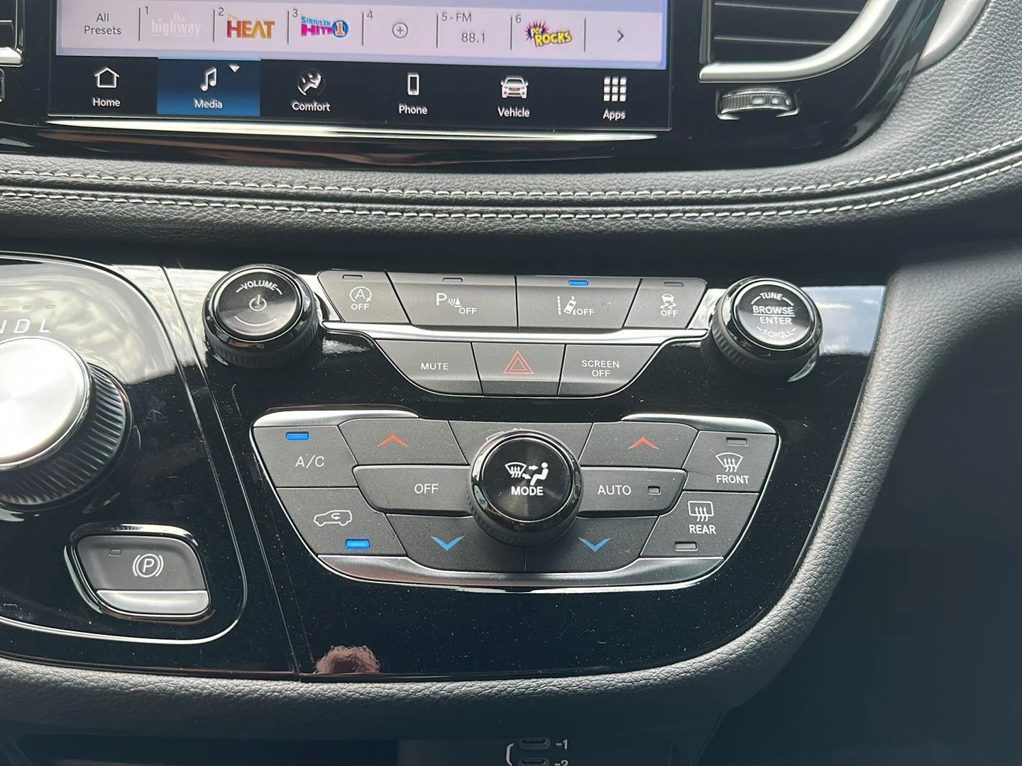 2026 Chrysler Pacifica Select - Photo 25