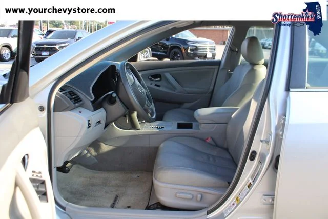 Used 2009 Silver Toyota LE image 10