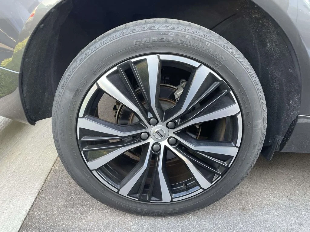 Used 2023 Platinum Grey Metallic Volvo Plus Dark Theme image 5