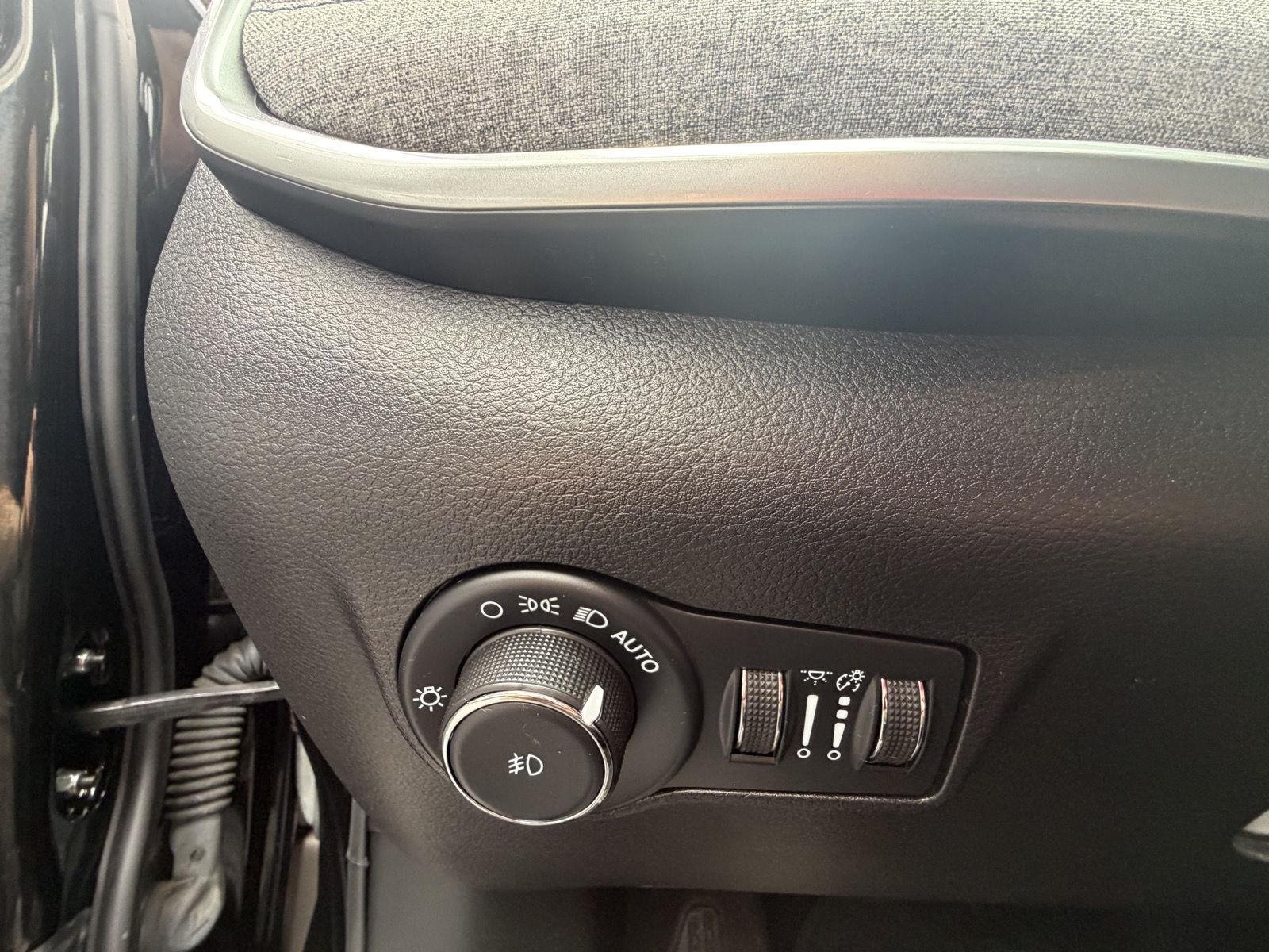 Used 2022 Diamond Black Crystal Pearlcoat Jeep Latitude image 14