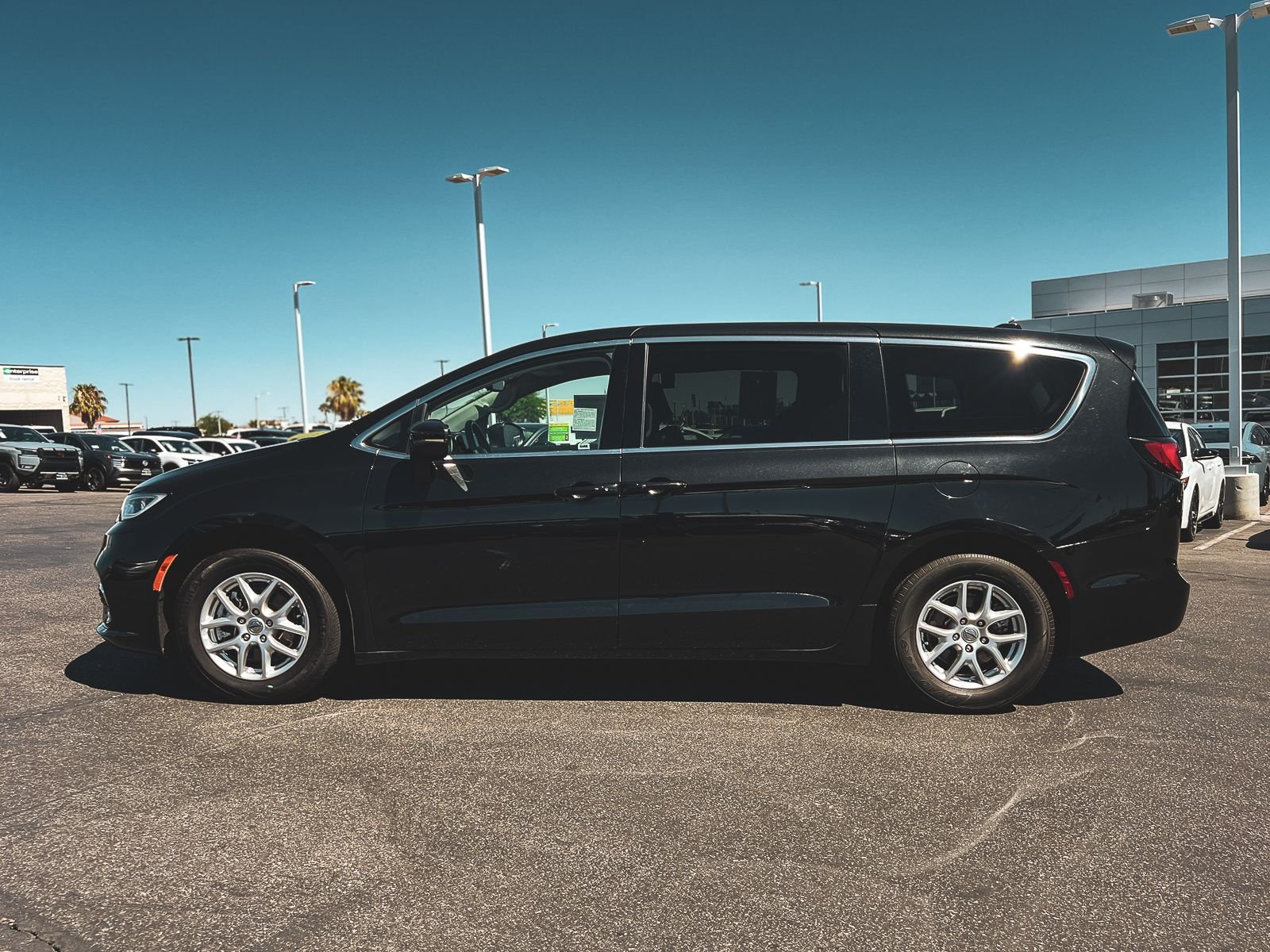 Used 2023 Black Chrysler Touring L image 4
