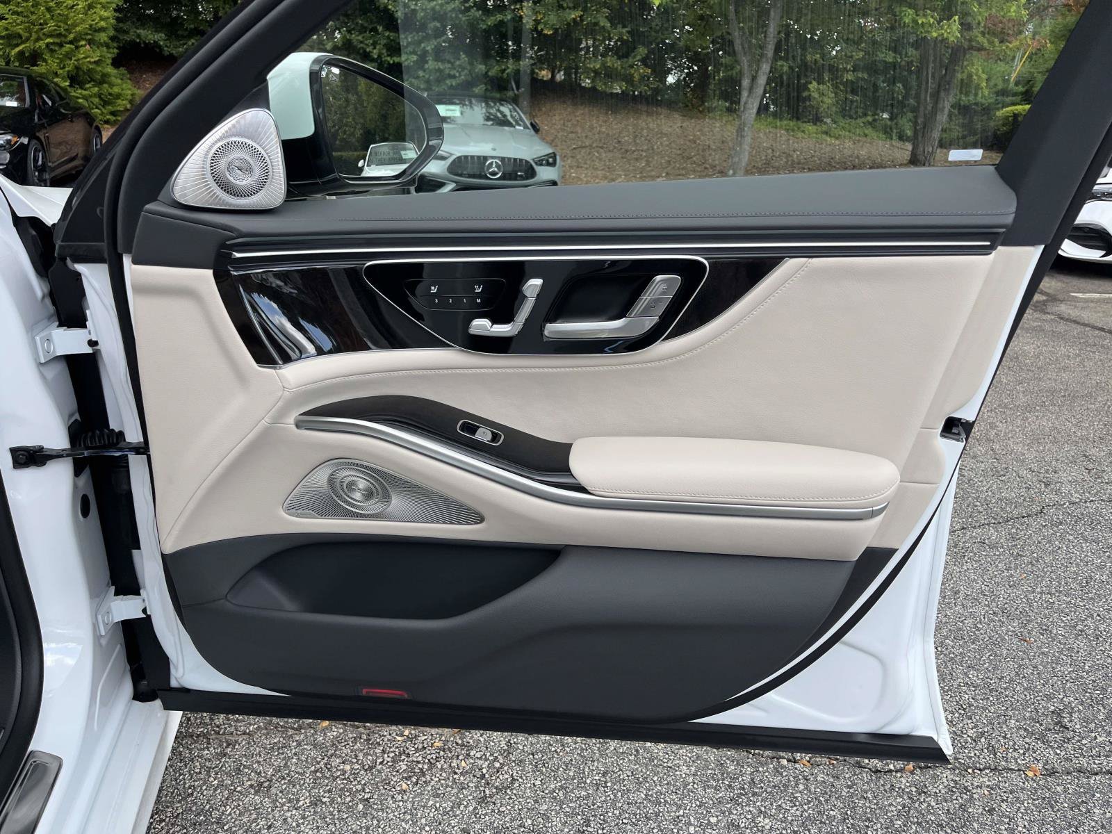 New 2027 MANUFAKTUR Moonlight White Metallic Mercedes-Benz S 500 4MATIC® Sedan image 44