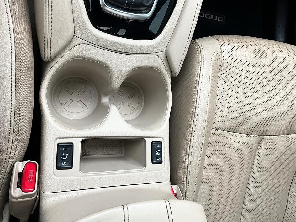 Used 2018 Green Nissan SL image 24