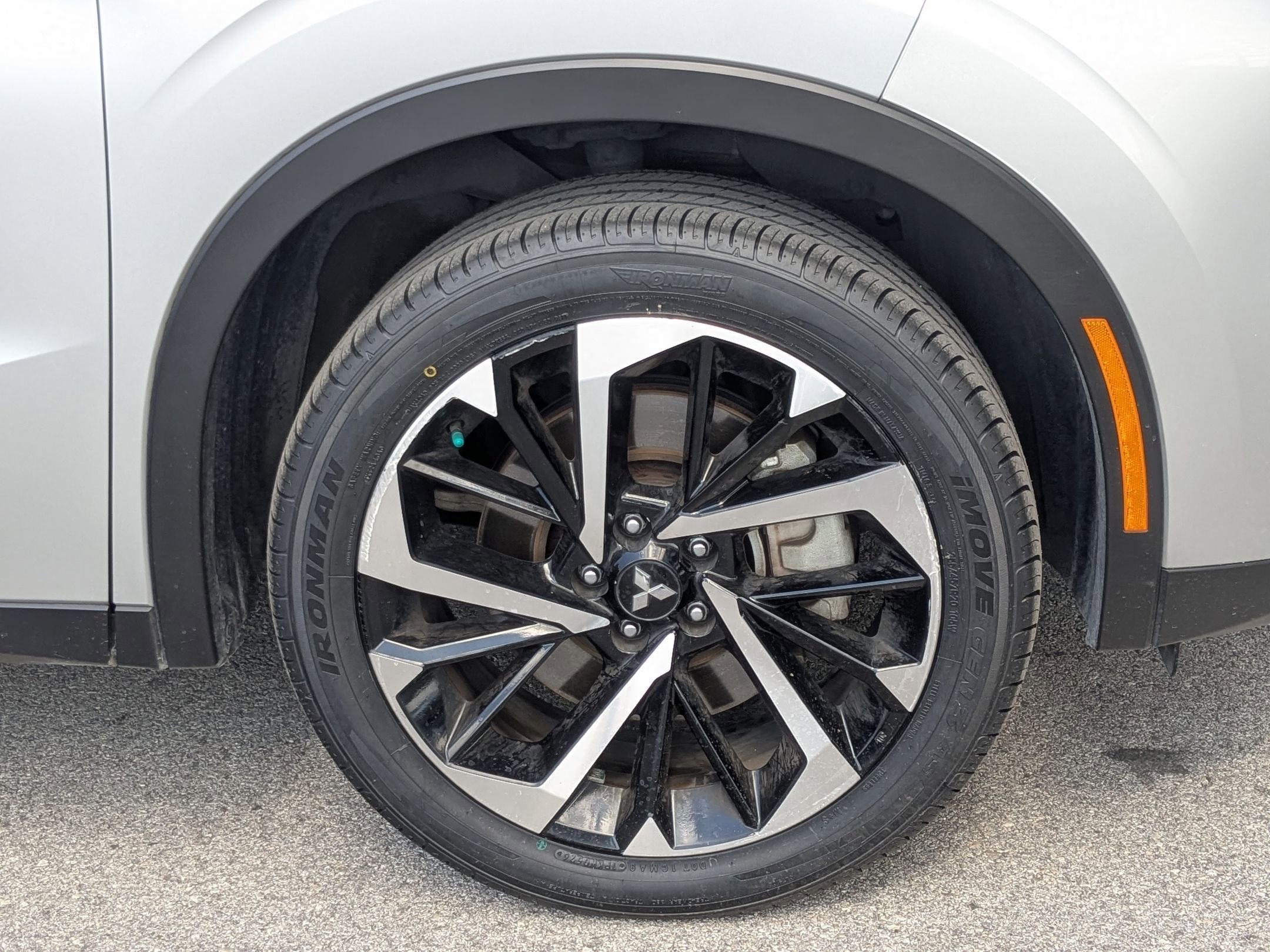 Used 2022 Silver Mitsubishi SE image 28