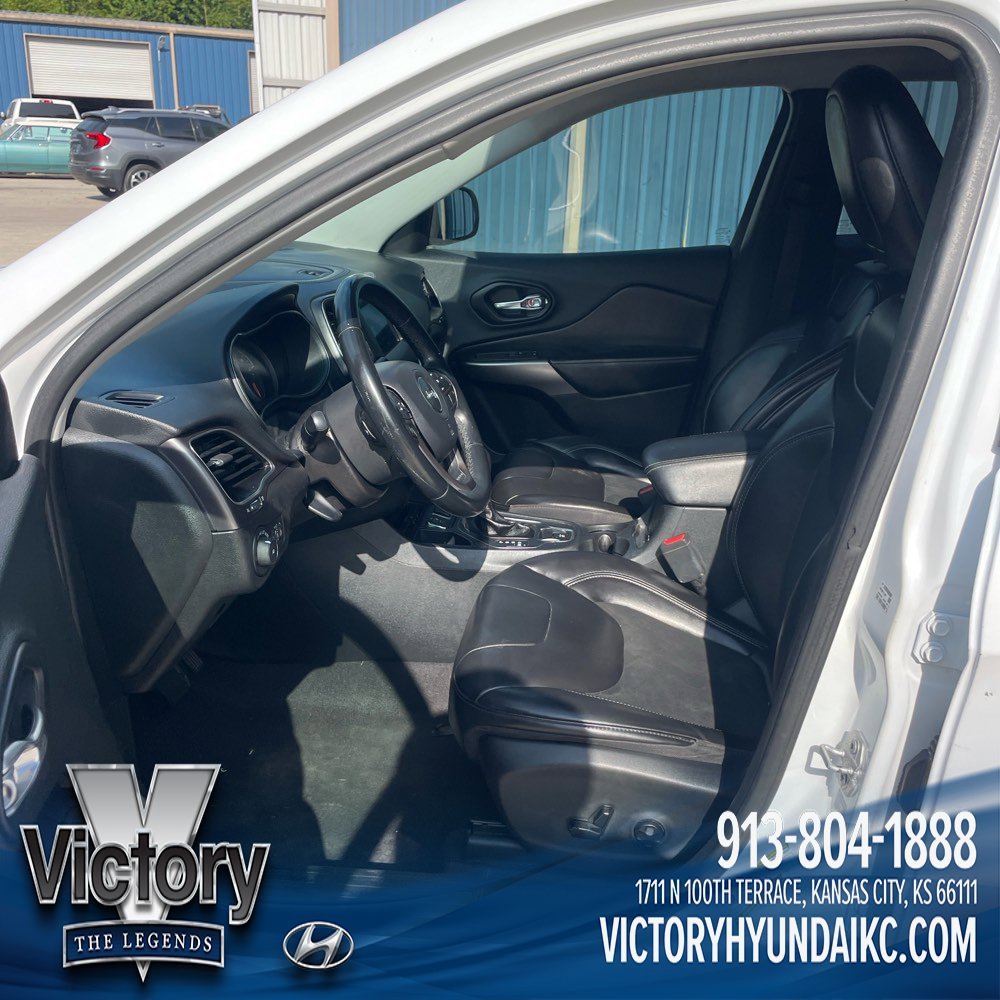 Used 2019 White Jeep Latitude Plus image 5