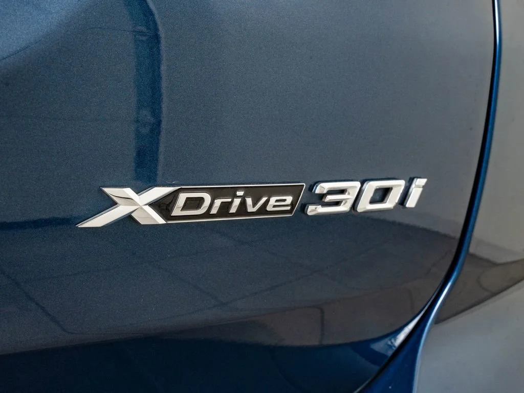 Used 2022 Phytonic Blue Metallic BMW xDrive30i image 17