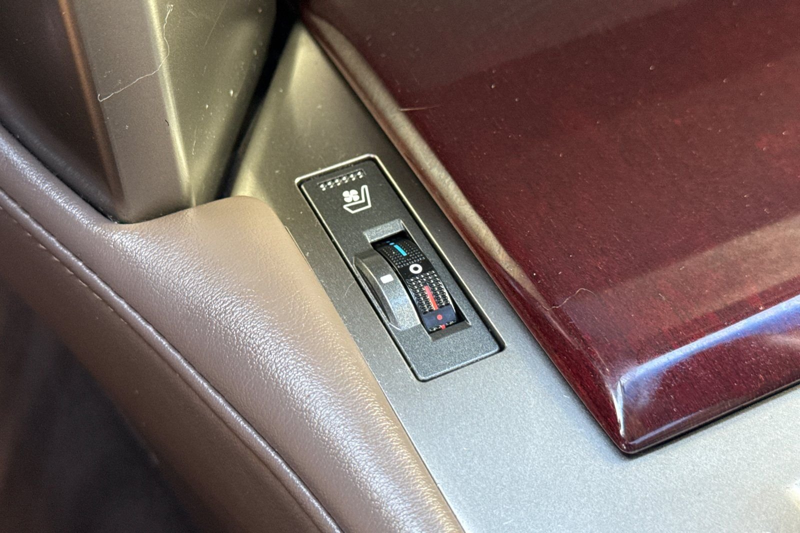 Used 2019  Lexus 460 Luxury image 33