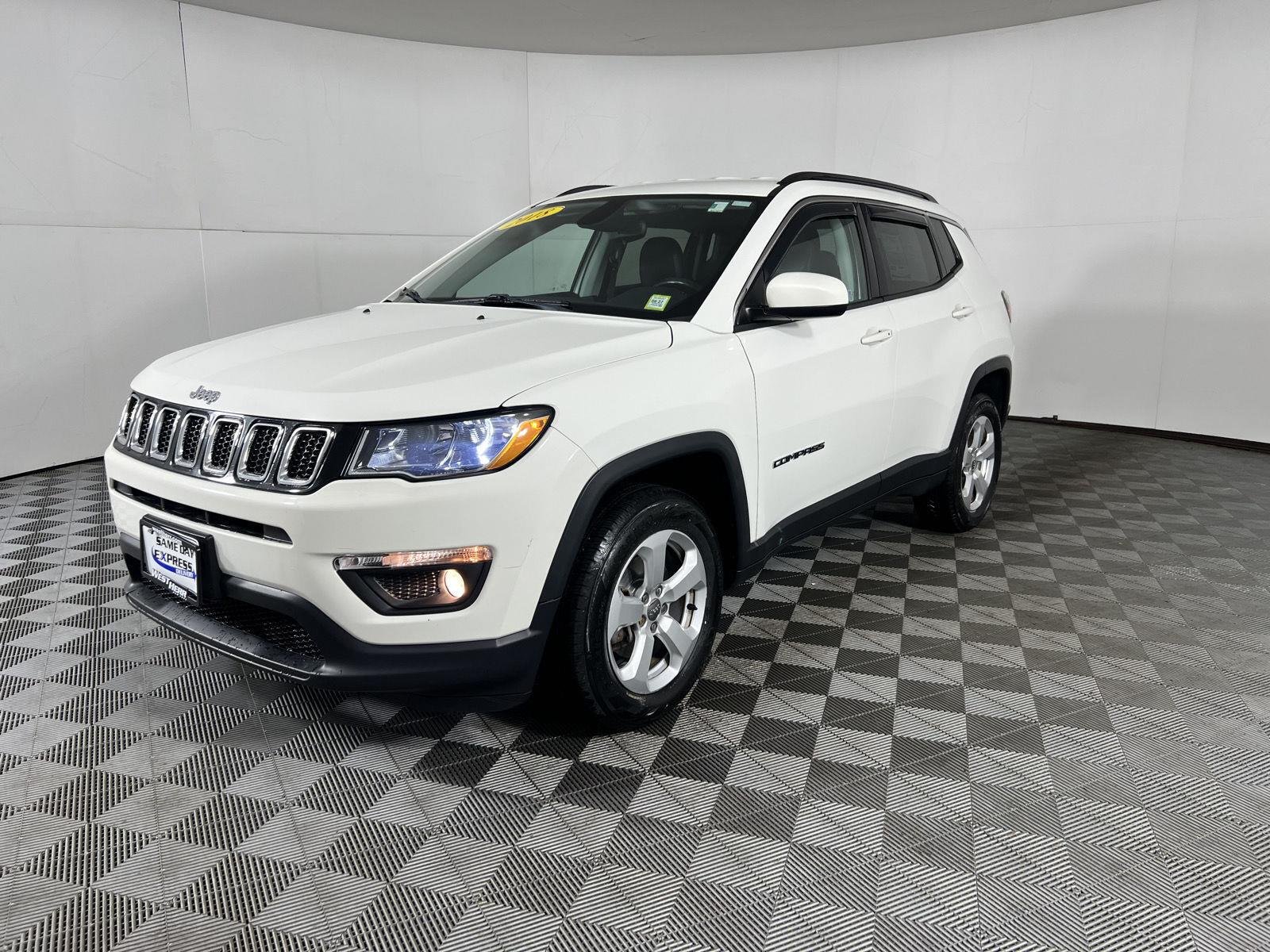 Used 2018 White Clearcoat Jeep Latitude image 5
