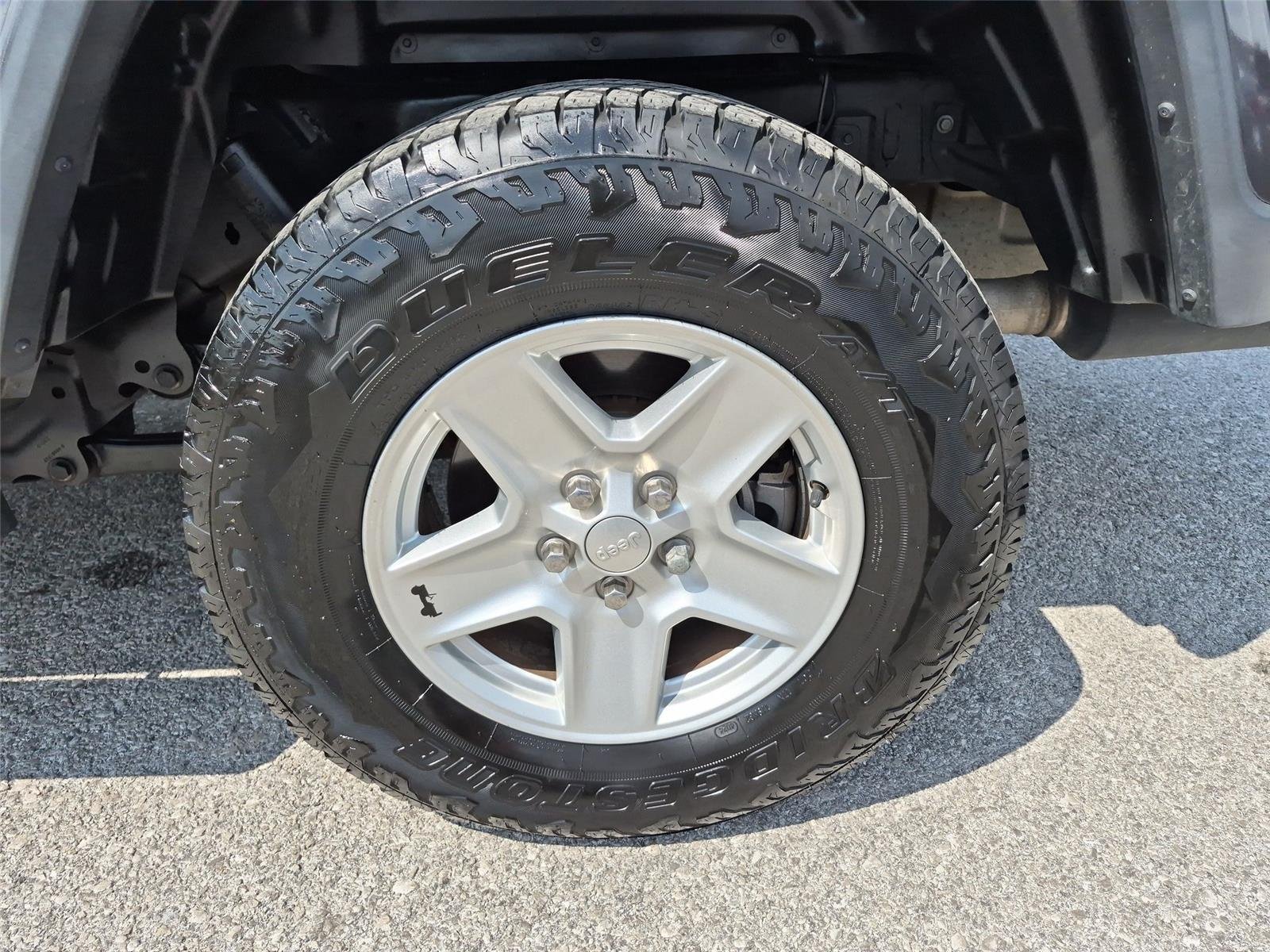Used 2020 Granite Crystal Metallic Clearcoat Jeep Sport S image 11