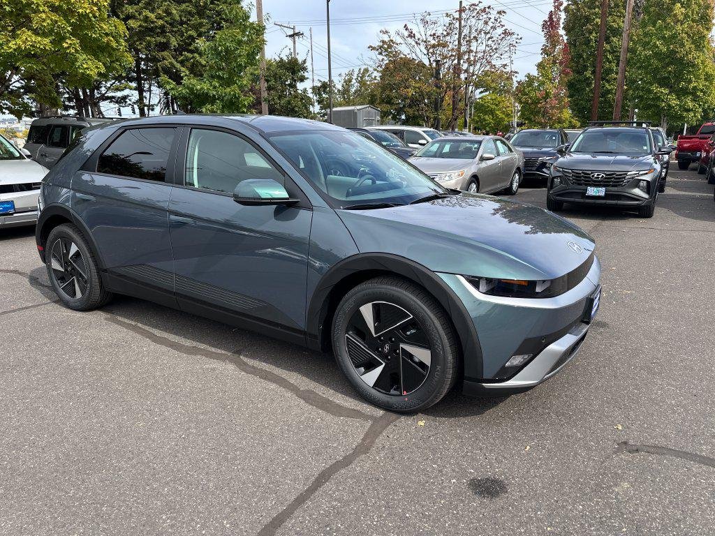 New 2027 Green Hyundai SE Standard Range image 8
