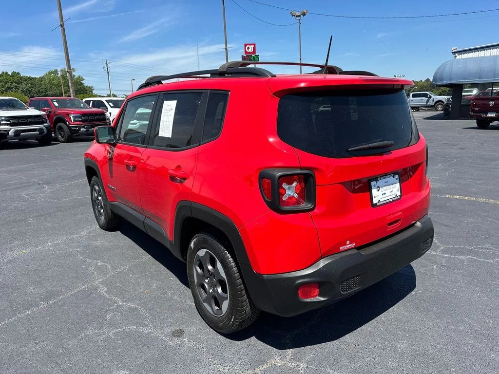 Used 2018 Red Jeep Latitude image 5