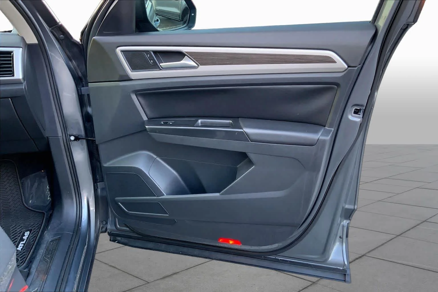 Used 2019 Platinum Gray Metallic Volkswagen 3.6L V6 SEL image 22