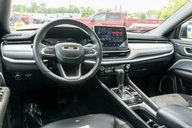 Used 2023 Silver Jeep Latitude image 13