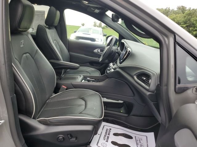 Used 2025 White Chrysler Limited image 24