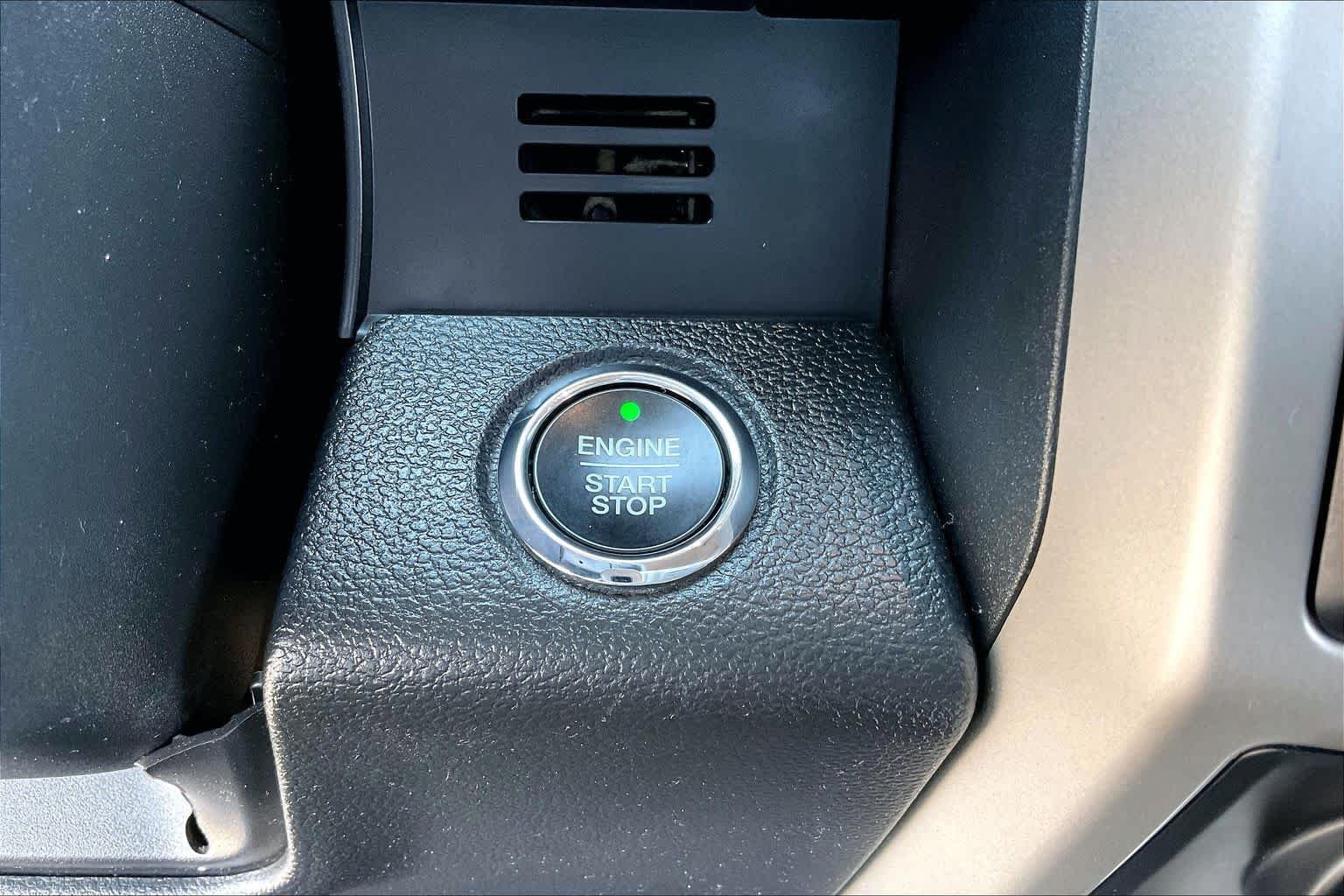 Used 2020 Agate Black Metallic Ford LARIAT image 32
