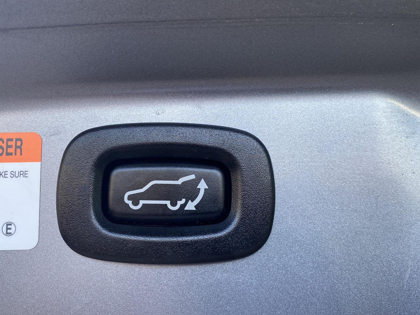 Used 2022 Mercury Gray Metallic Mitsubishi SEL image 12