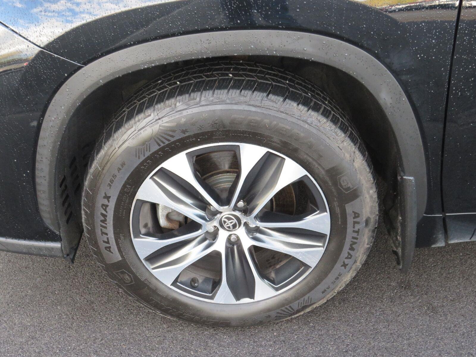 Used 2020 Midnight Black Metallic Toyota XLE image 19