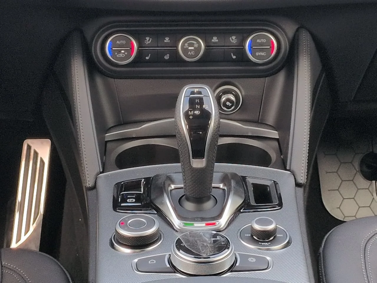 New 2026 Vesuvio Gray Metallic Exterior Paint Alfa Romeo  image 18