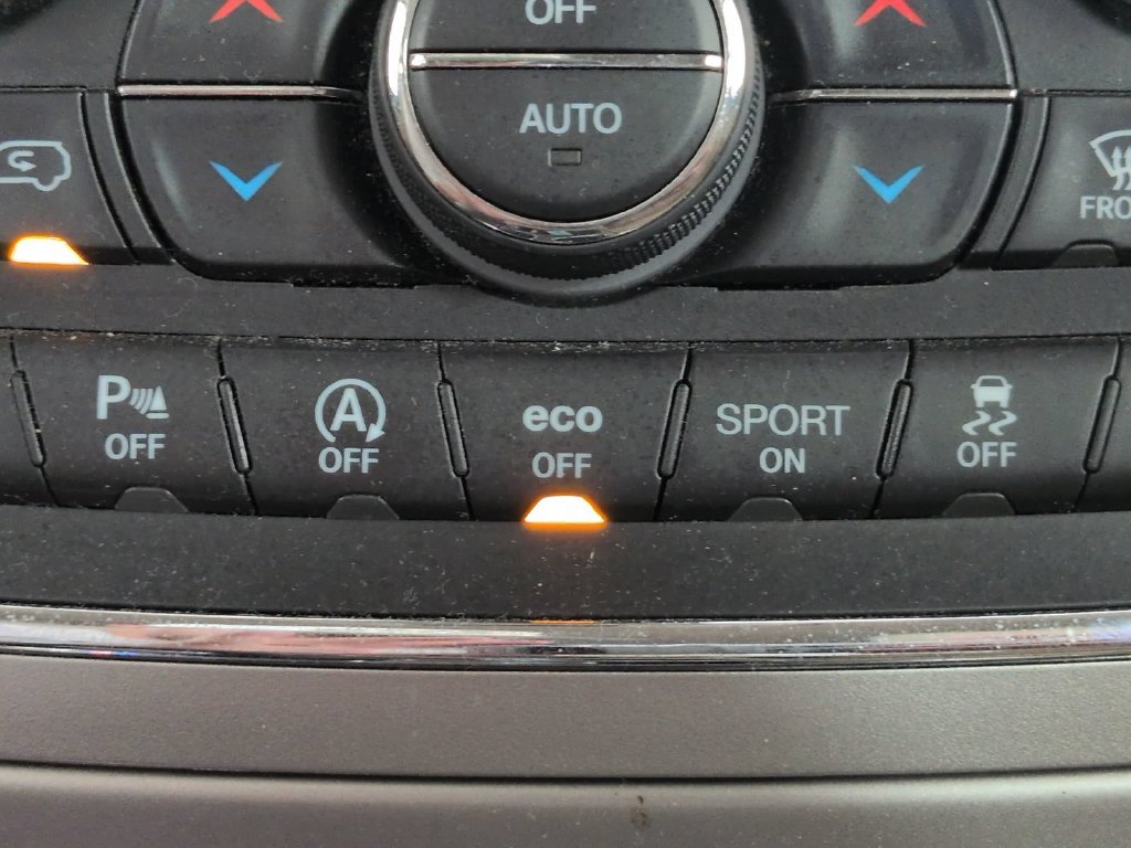 Used 2018 Red Jeep Laredo E image 36