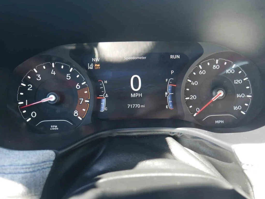 Used 2024 Silver Jeep Latitude image 35