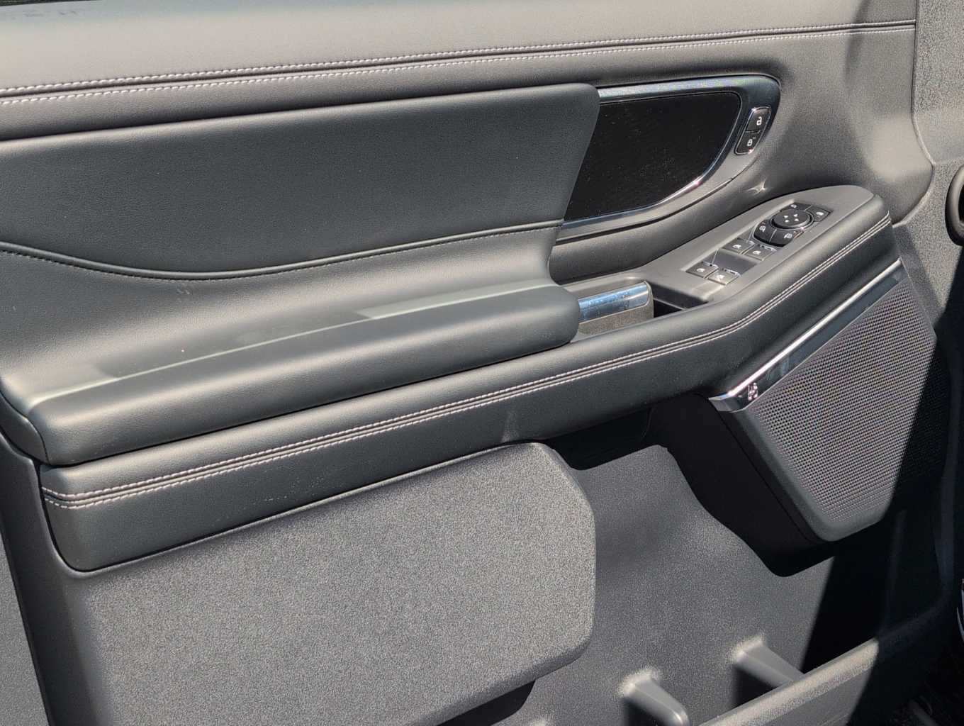 New 2026 Star White Metallic Tri-Coat Ford MAX Platinum® image 7