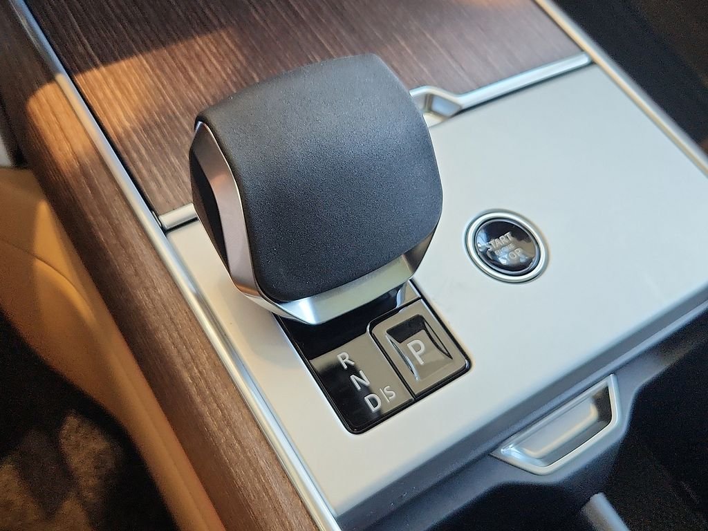 New 2026 British Racing Green Satin Land Rover SE image 7