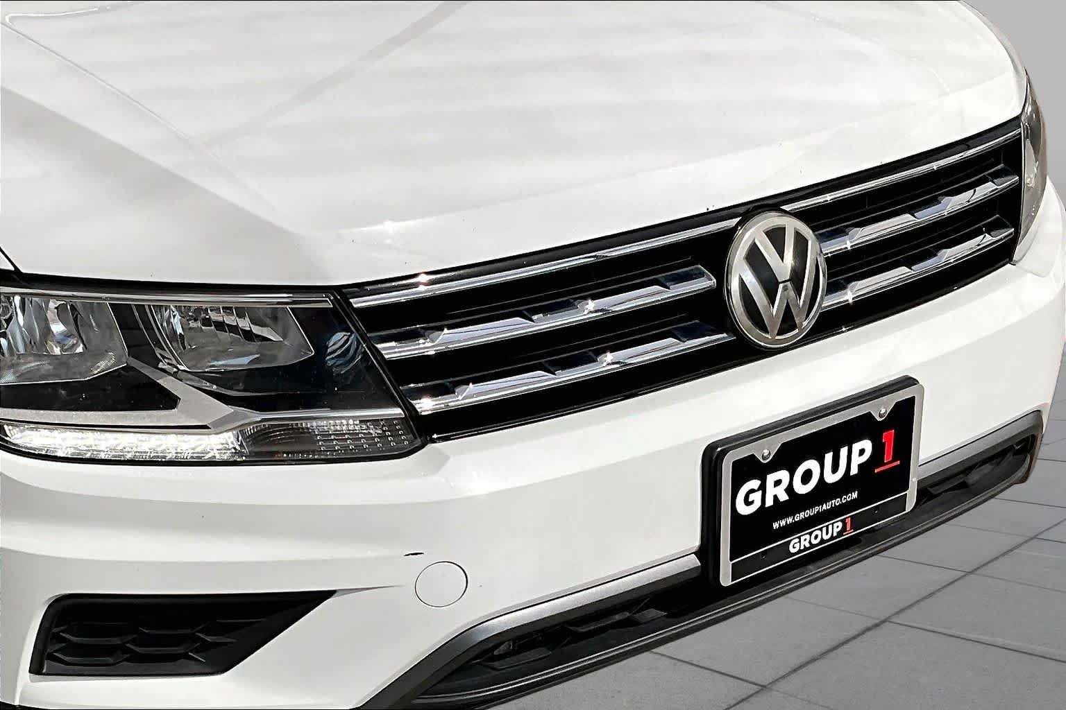 Used 2019 Pure White Volkswagen SE image 30